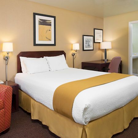 Days Inn By Wyndham Pinole Berkeley Екстериор снимка