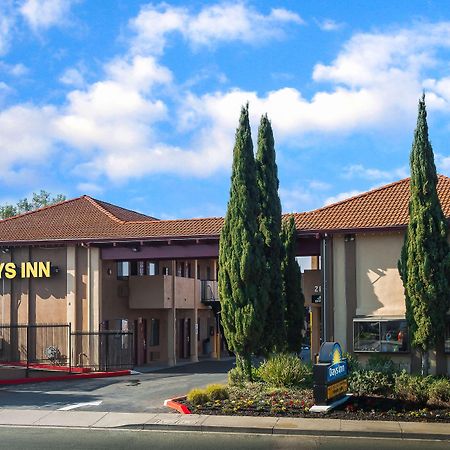 Days Inn By Wyndham Pinole Berkeley Екстериор снимка