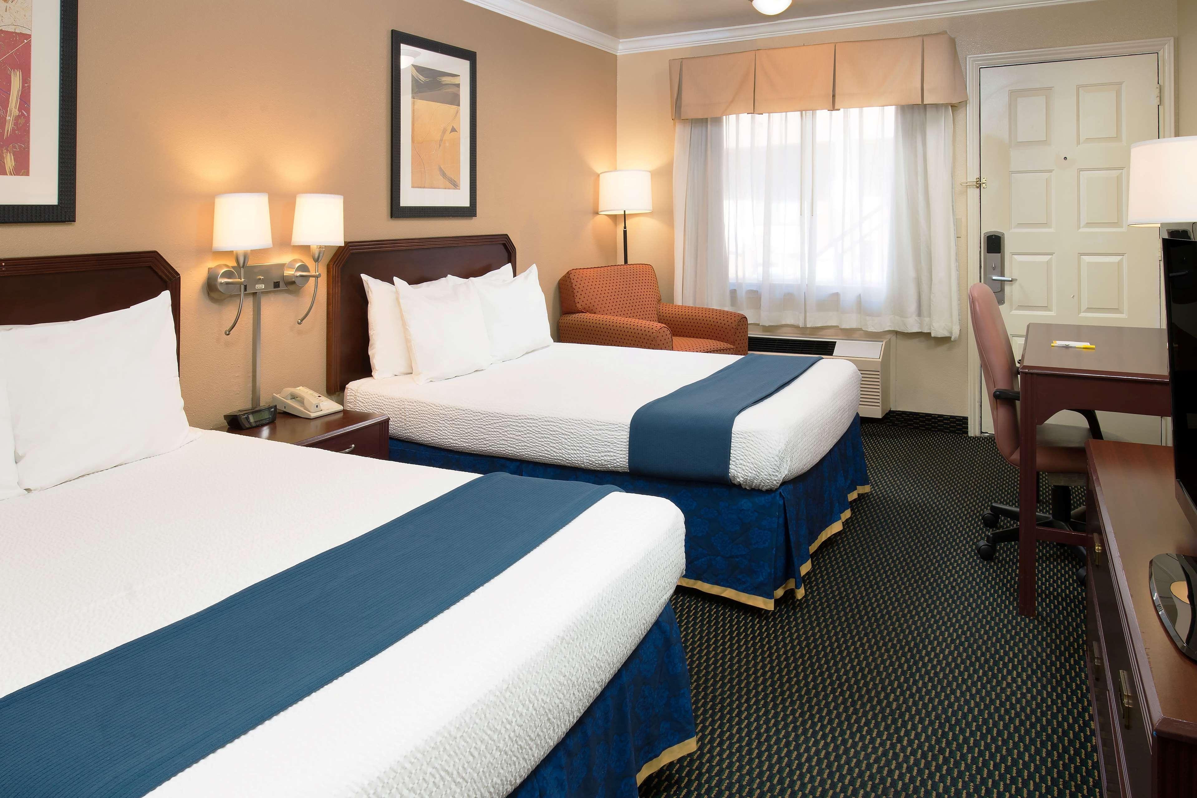 Days Inn By Wyndham Pinole Berkeley Екстериор снимка