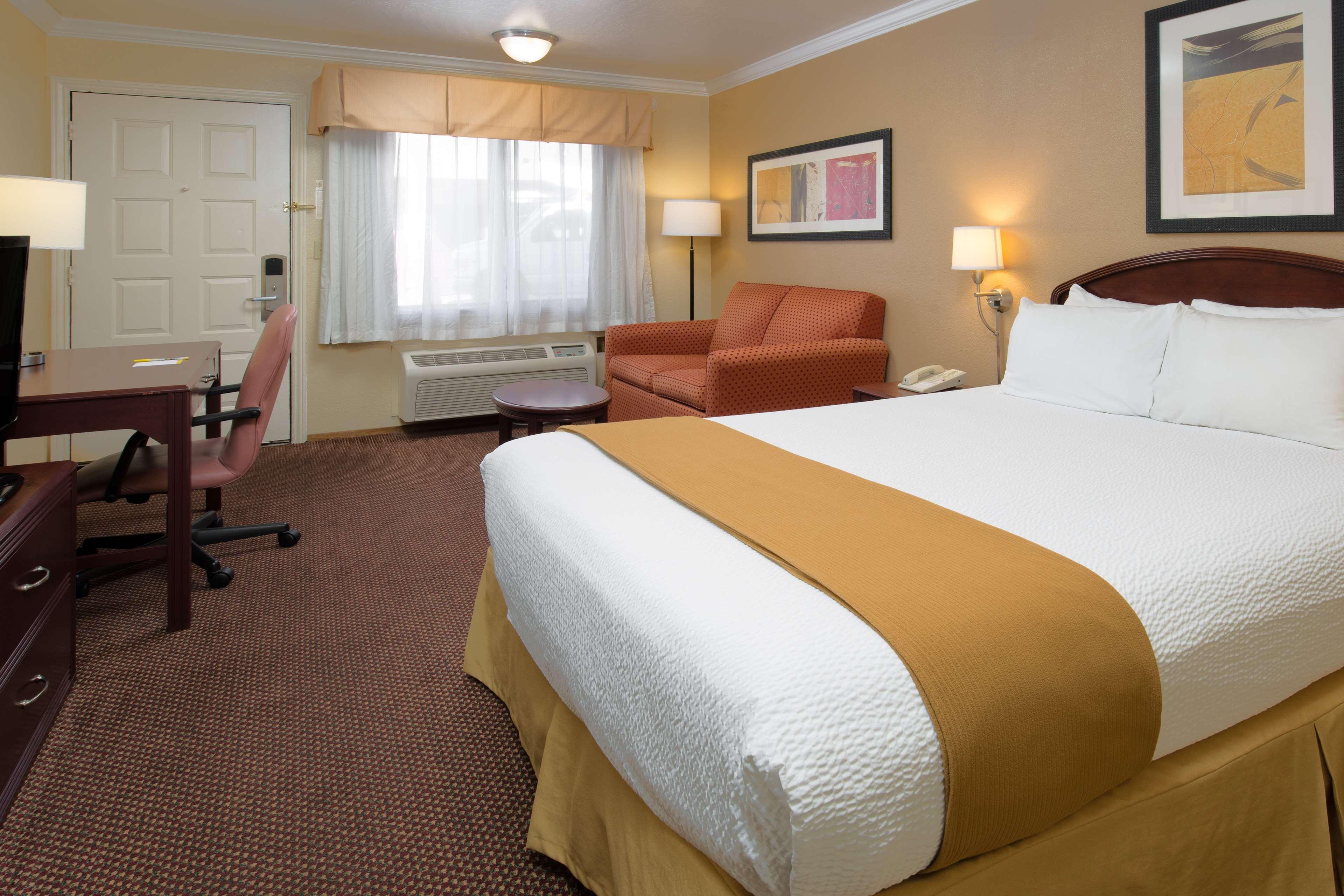 Days Inn By Wyndham Pinole Berkeley Екстериор снимка