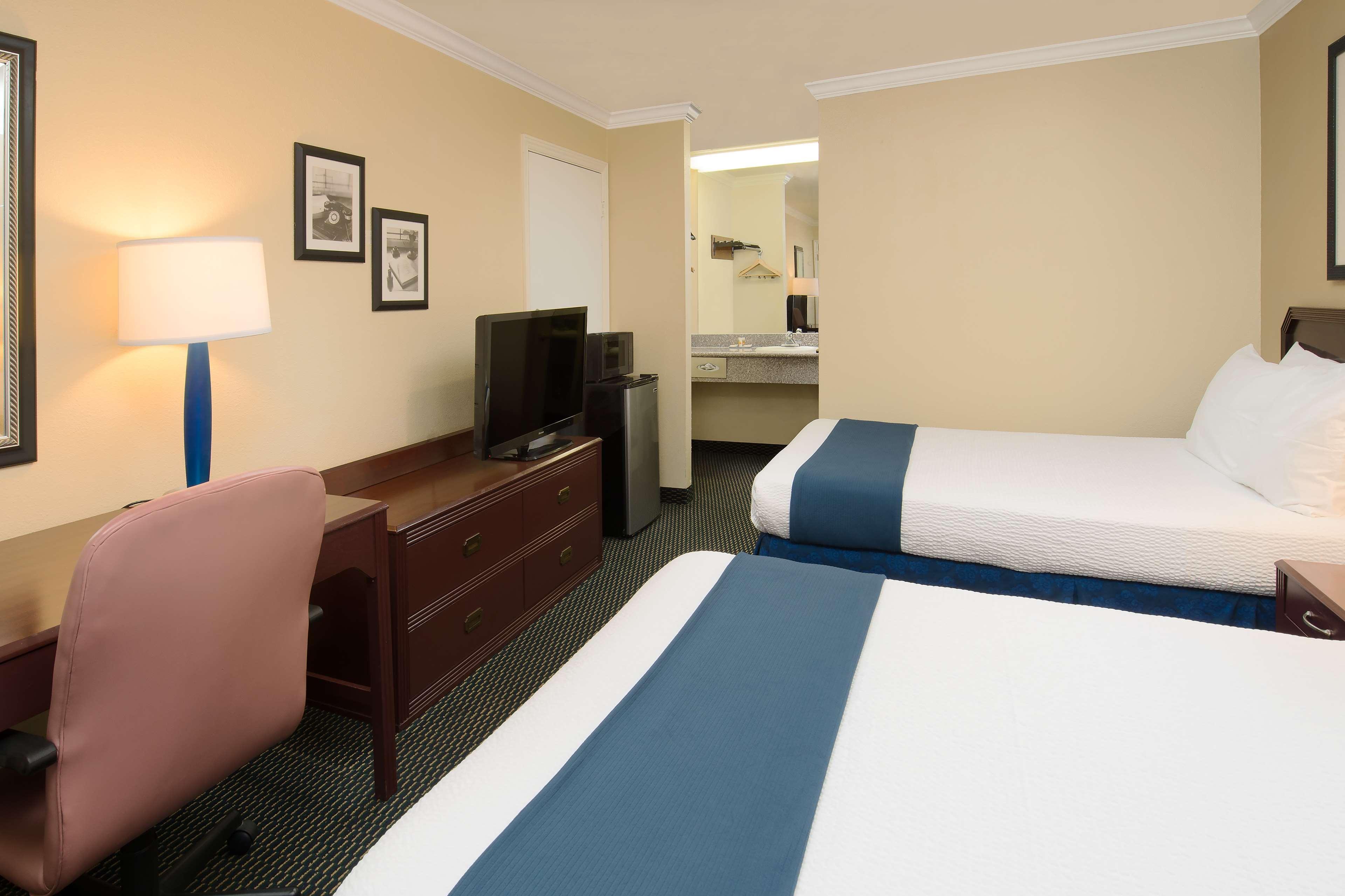 Days Inn By Wyndham Pinole Berkeley Екстериор снимка