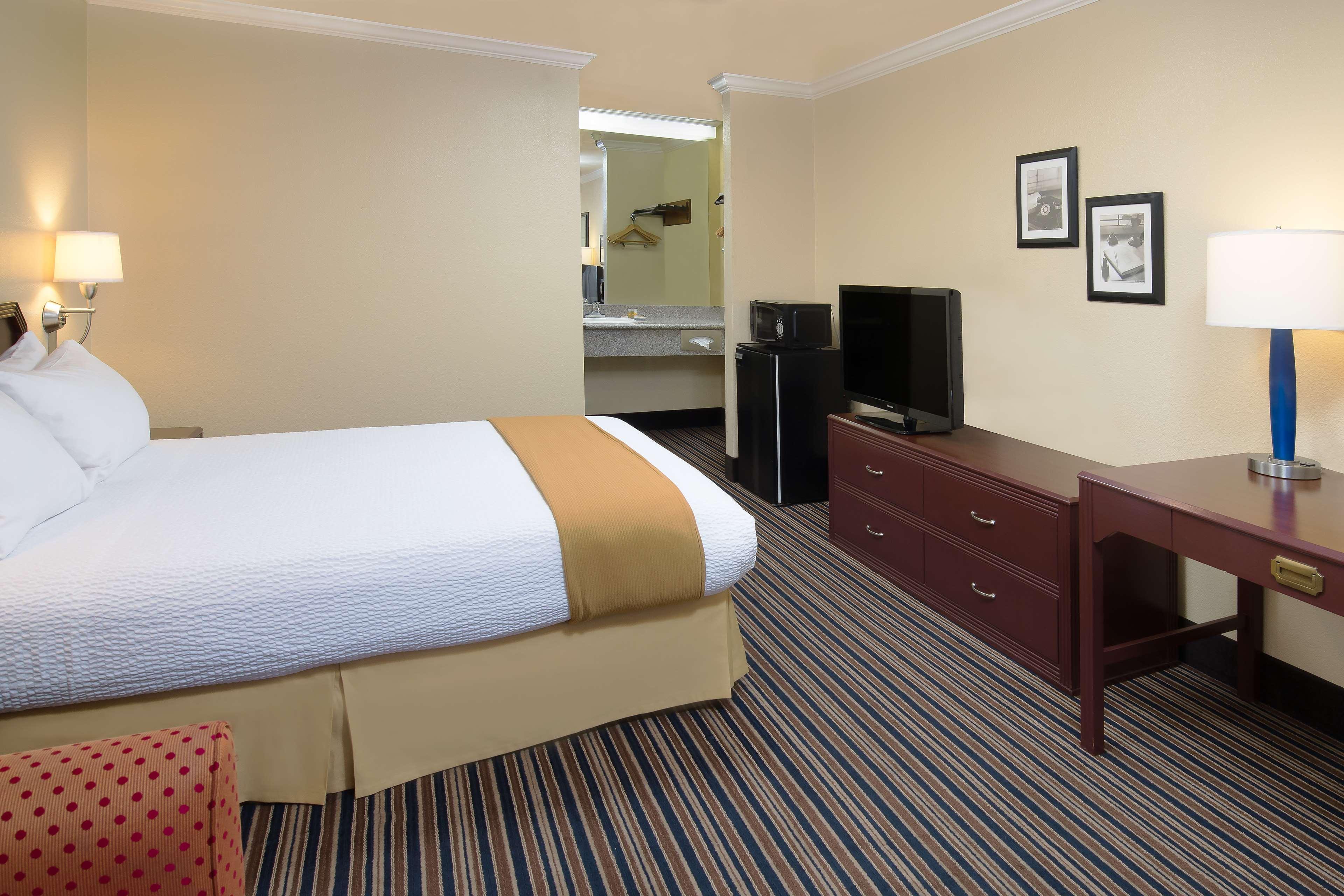 Days Inn By Wyndham Pinole Berkeley Екстериор снимка